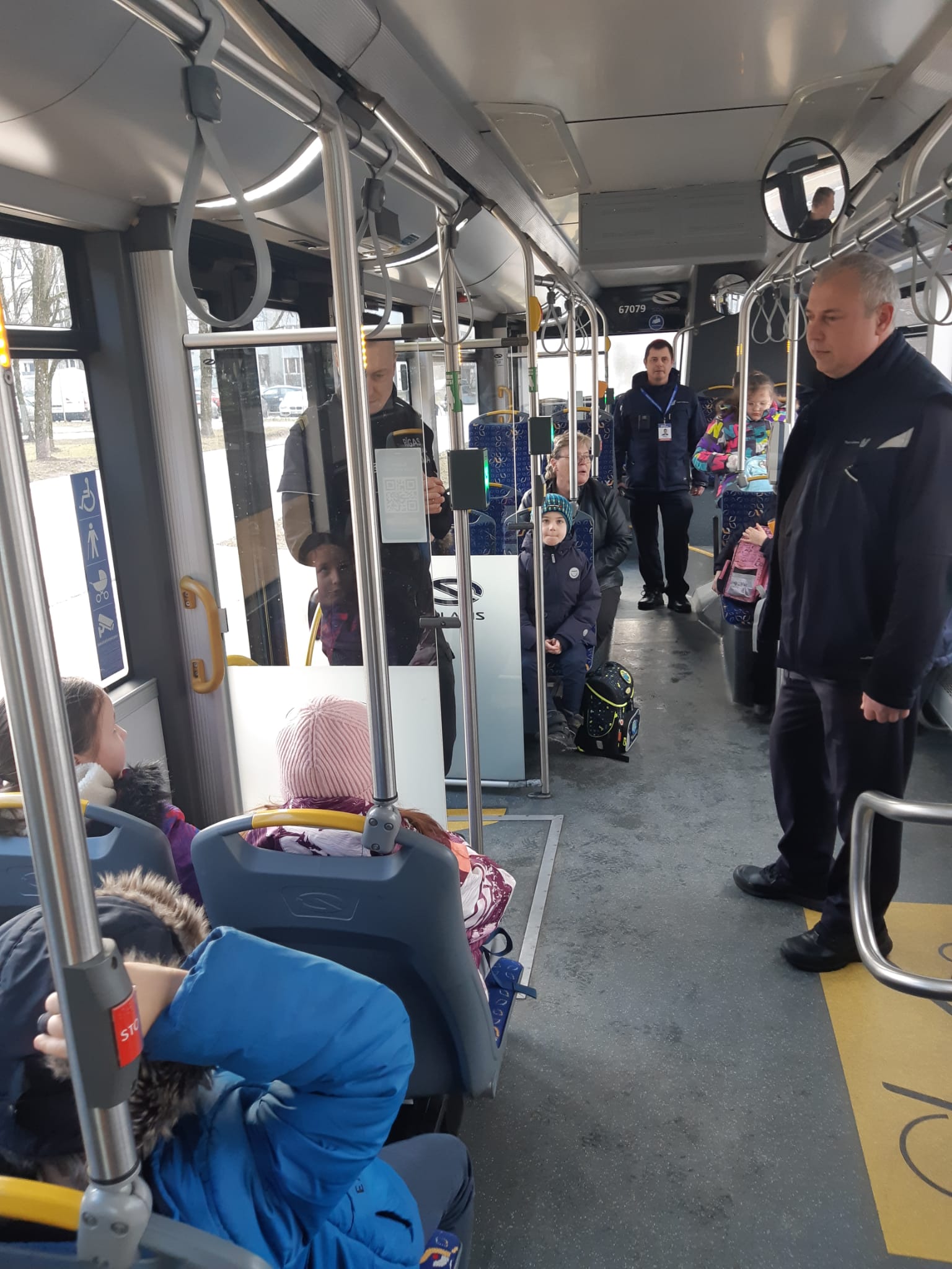 3.klases skolēni nodarbojās Drošības busiņā