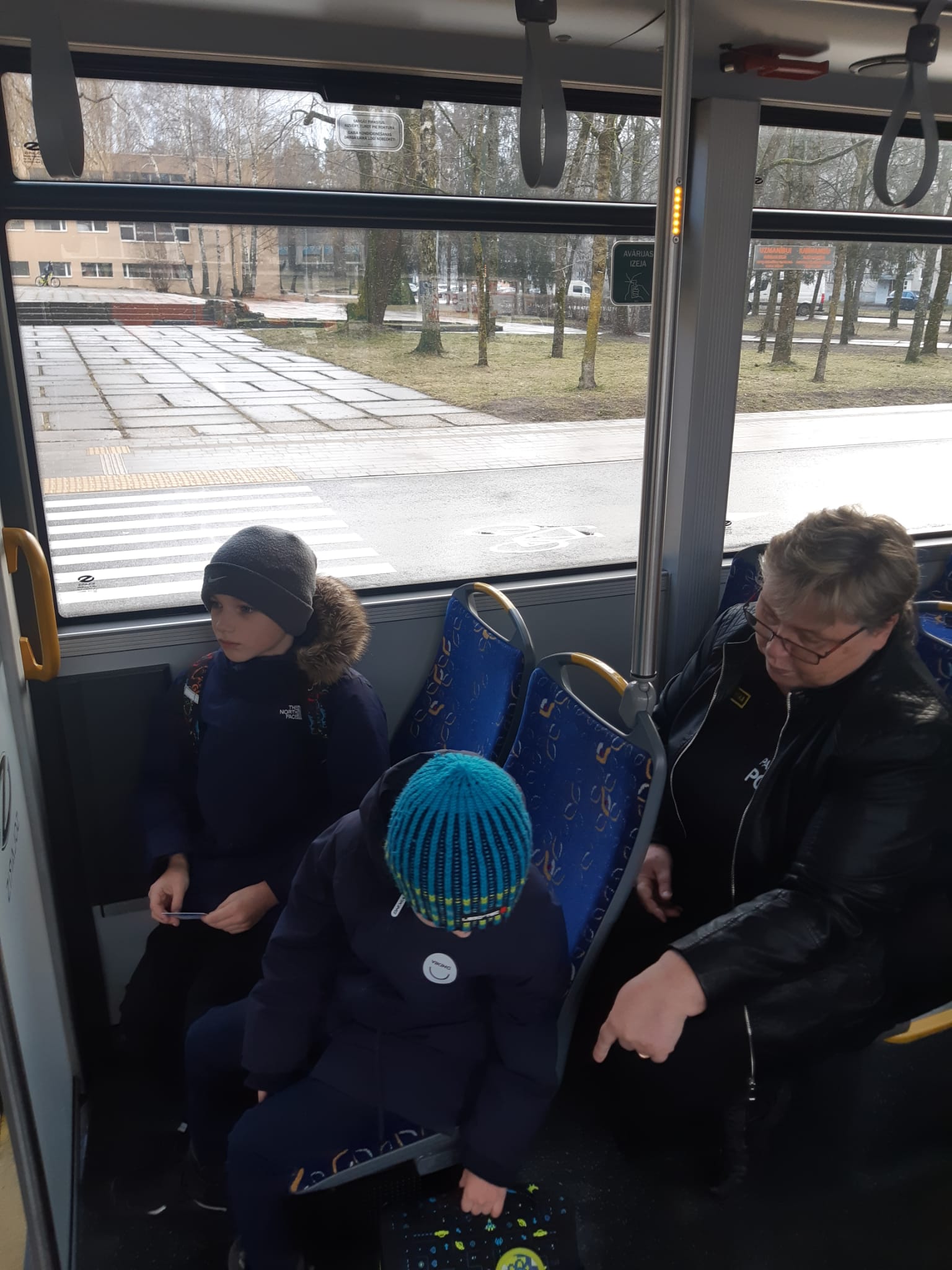 3.klases skolēni nodarbojās Drošības busiņā