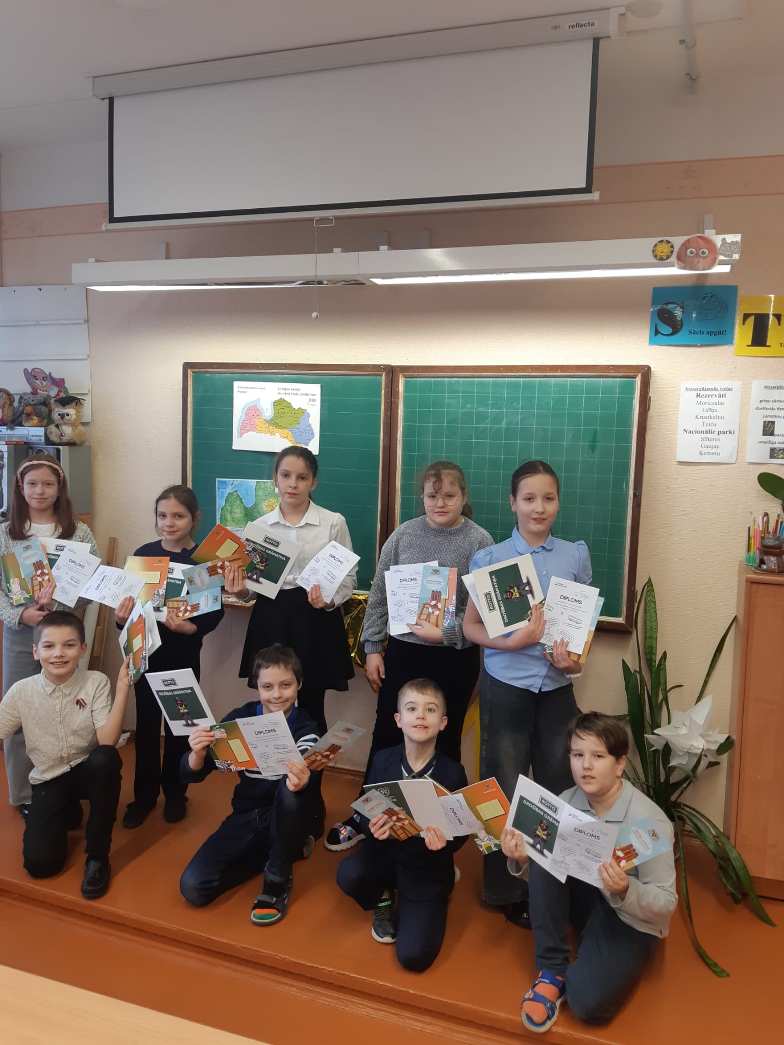 3.klases skolēni nodarbojās Drošības busiņā