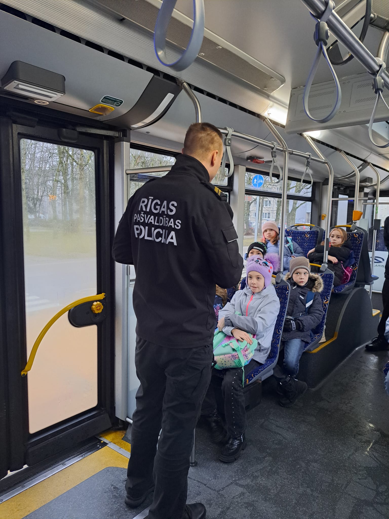3.klases skolēni nodarbojās Drošības busiņā